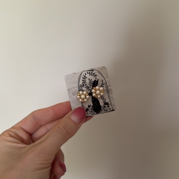 Vintage Gold Tone With Pearl Earrings - Picture 2 of 5